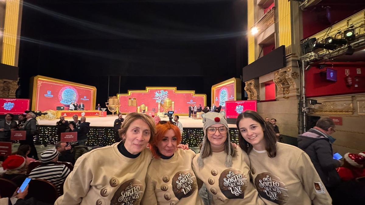 Las cuatro alzireñas en el Teatro Real de Madrid durante la celebración del Sorteo de Navidad.