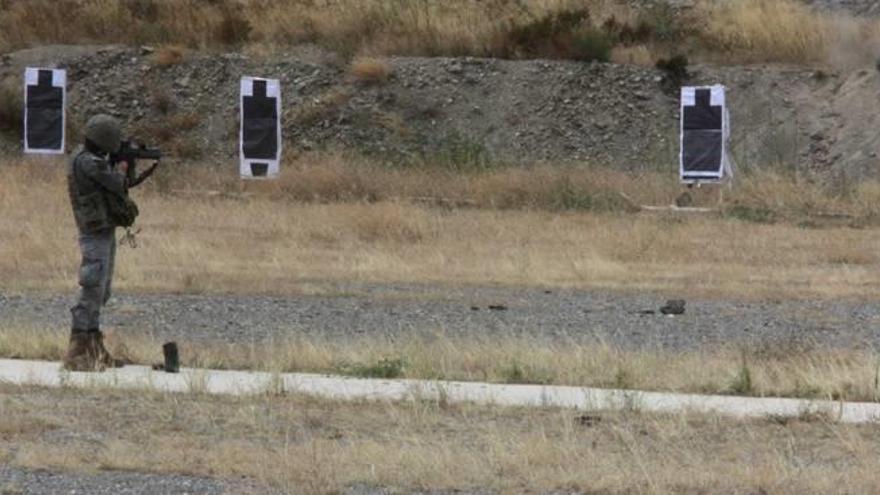 Militars vestits de camuflatge durant una visita del ministre de Defensa a Sant Climent ara fa dos anys.