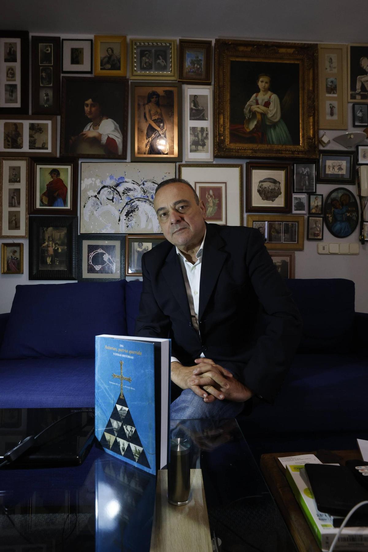 Fernando de la Puente, con su libro sobre el "Asturias, patria querida"