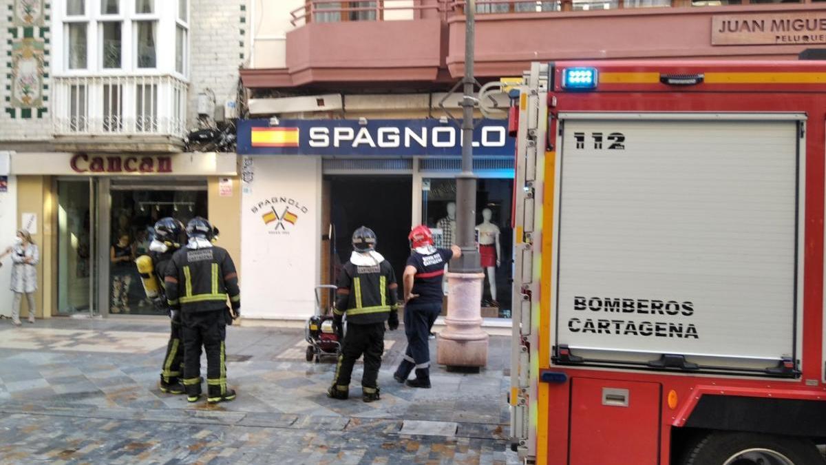 Los Bomberos durante la intervención