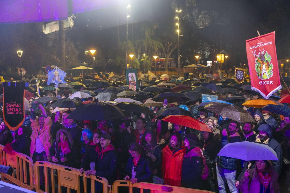FOTOS | Las cofradías rinden un emotivo minuto de silencio por las víctimas del accidente de Córdoba: "Hemos decidido continuar con las fiestas para celebrar la vida"