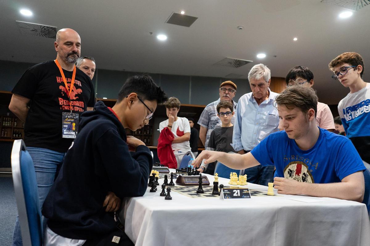 El público, atento al desarrollo del tradicional ‘Superblitz Nocturno’ que tuvo lugar el viernes en el Benidorm Chess Open, aunque en esta edición de 2023 se ha denominado ‘Halloween Chess’.