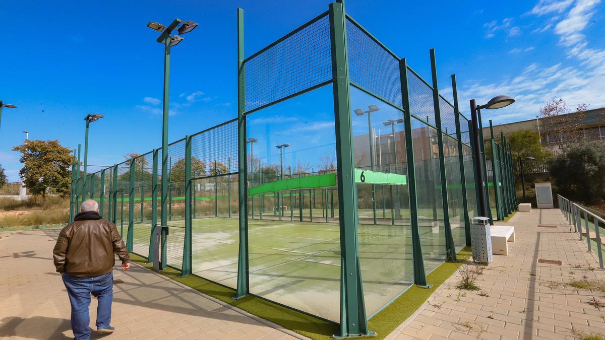 Estado que presentan las instalaciones de las pistas de pádel en la ciudad deportiva, precintadas desde 2019