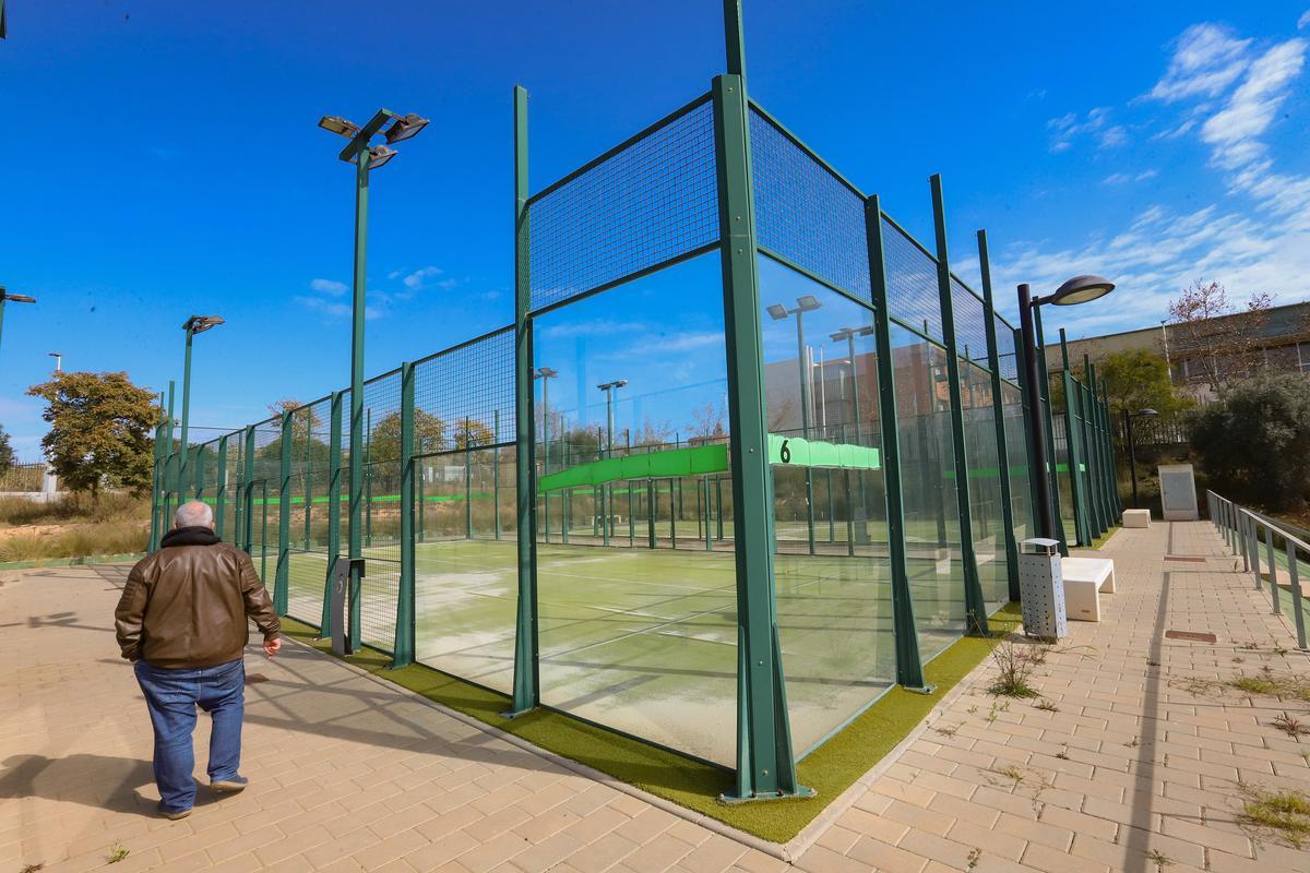 Estado que presentan las instalaciones de las pistas de pádel en la ciudad deportiva, que están precintadas desde 2019