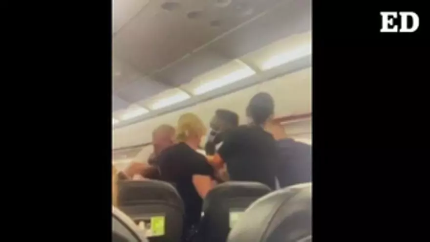 Dos pasajeros la lían en un vuelo a Tenerife desde Manchester