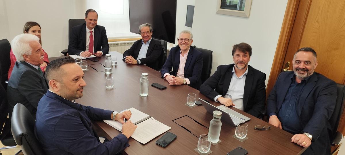 Botana, con el presidente y representantes de la Federación de Usuarios del Puerto de Vigo.