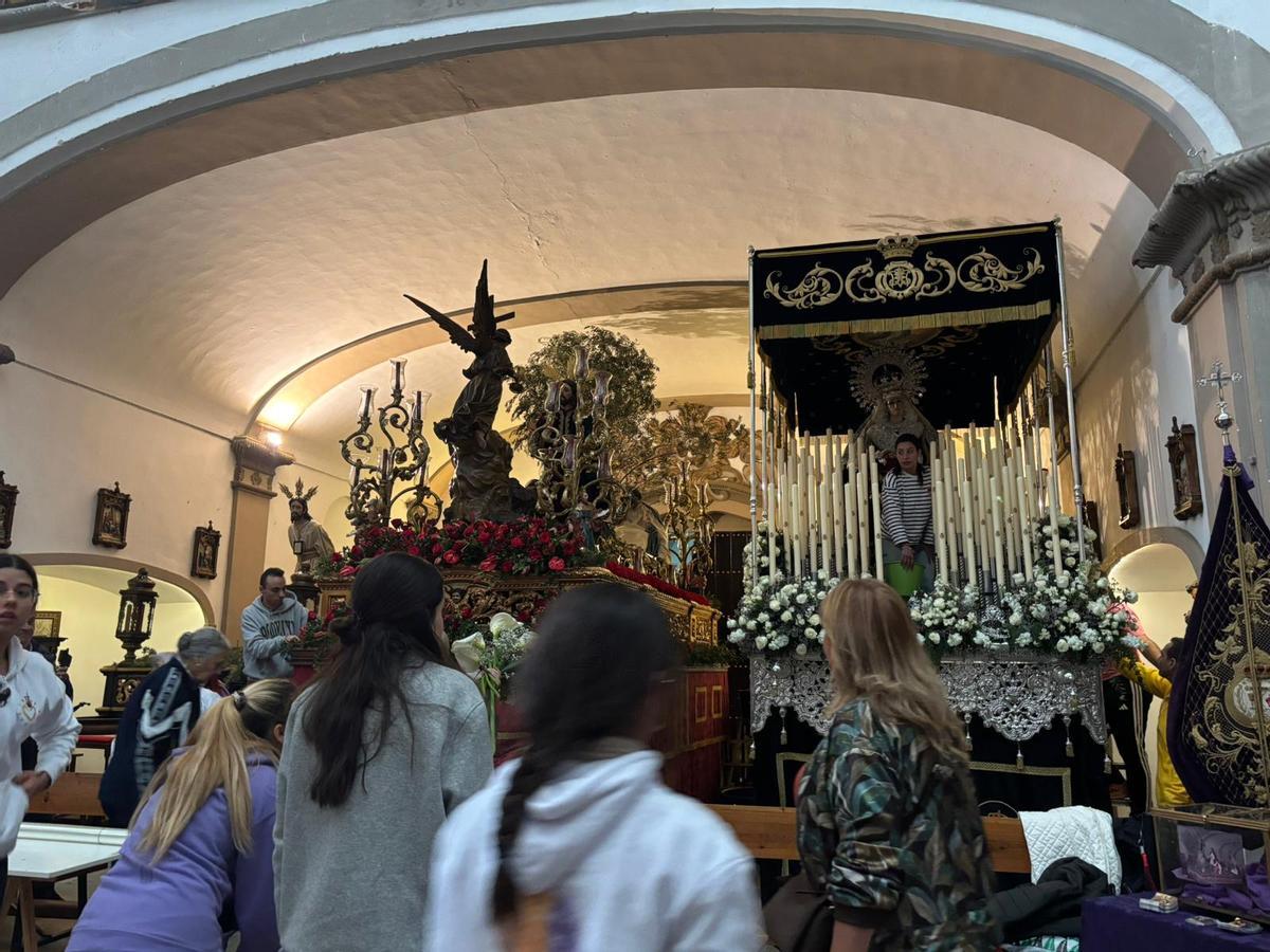 La actividad en el interior de la iglesia de la Purísima Concepción de Badajoz ha sido incesante en la mañana de este Lunes Santo.