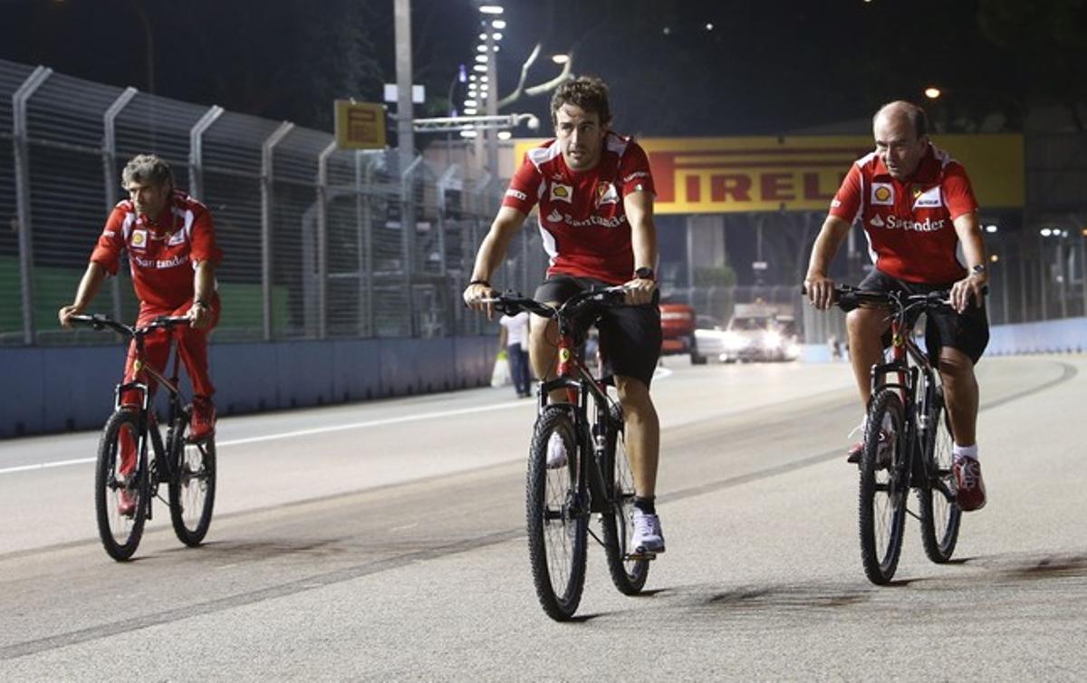 Emilio Botín monta en bici junto a Fernando Alonso en septiembre del 2012, en el Gran Premio de la Fórmula 1 de Singapur.