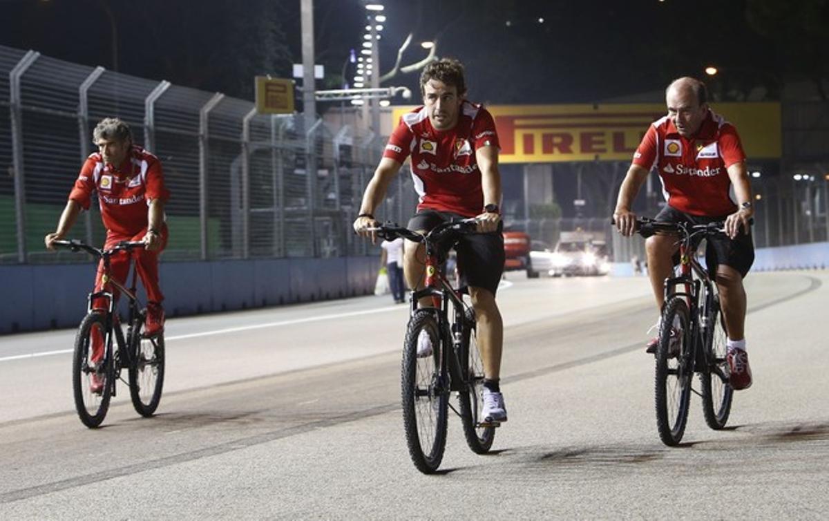Emilio Botín va en bici amb Fernando Alonso el setembre del 2012, al Gran Premi de Fórmula 1 de Singapur.