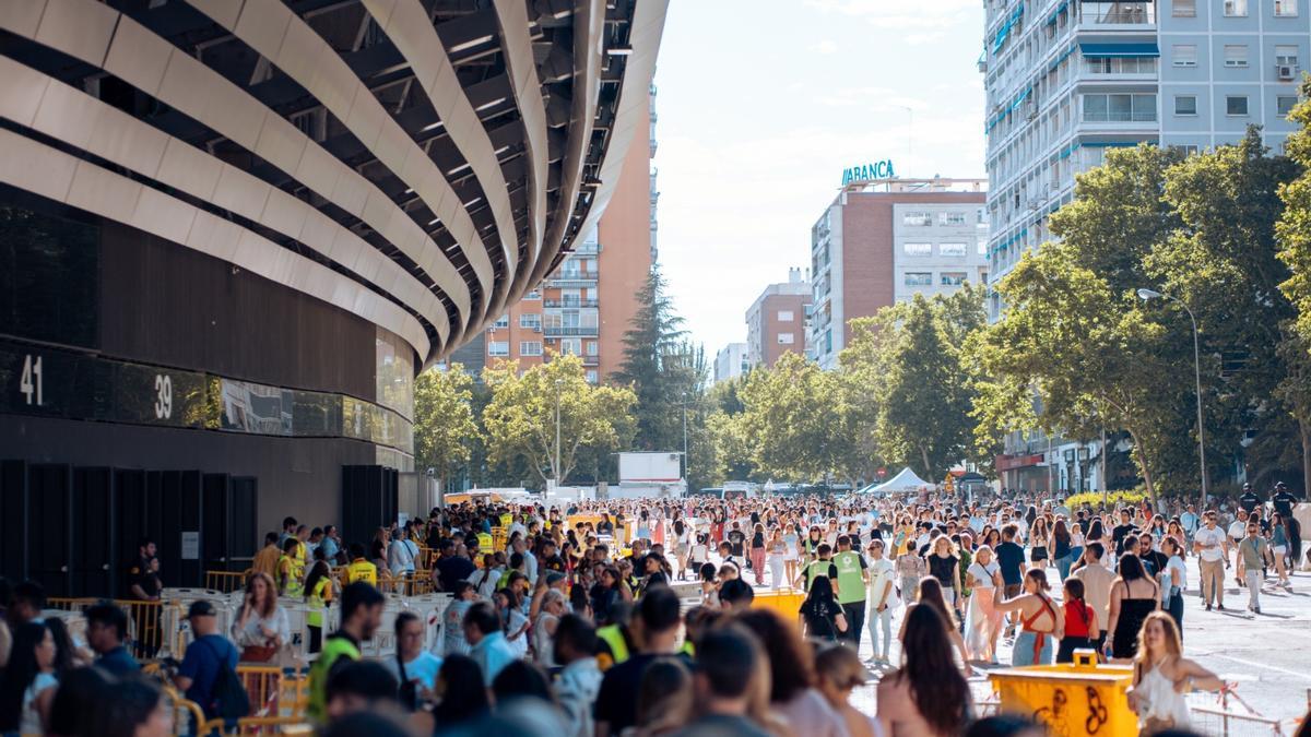 Miles de personas esperan para entrar a uno de los conciertos ofrecidos en mayo por Taylor Swift en el Santiago Bernabéu, origen de las protestas vecinales.