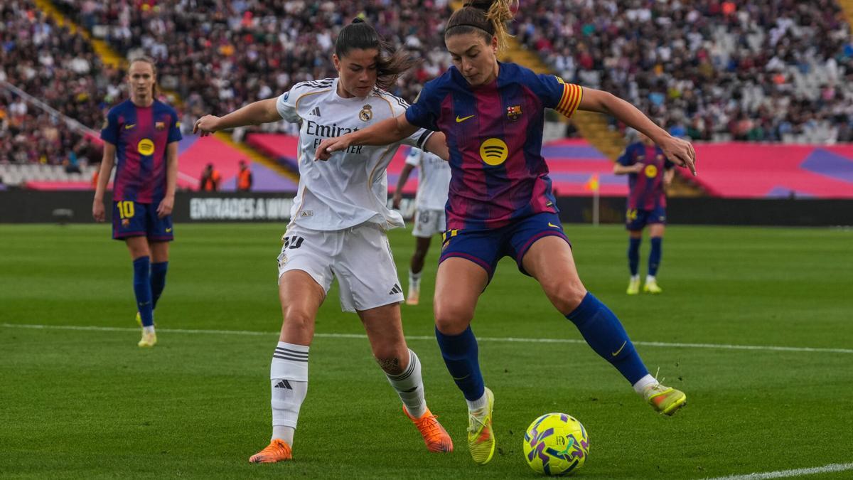 Alexia Putellas controla el balón durante el partido de la Liga F entre el FC Barcelona y el Madrid CFF, en el Estadi Olímpic Lluís Companys. Foto: Zowy Voeten / El Periódico.
