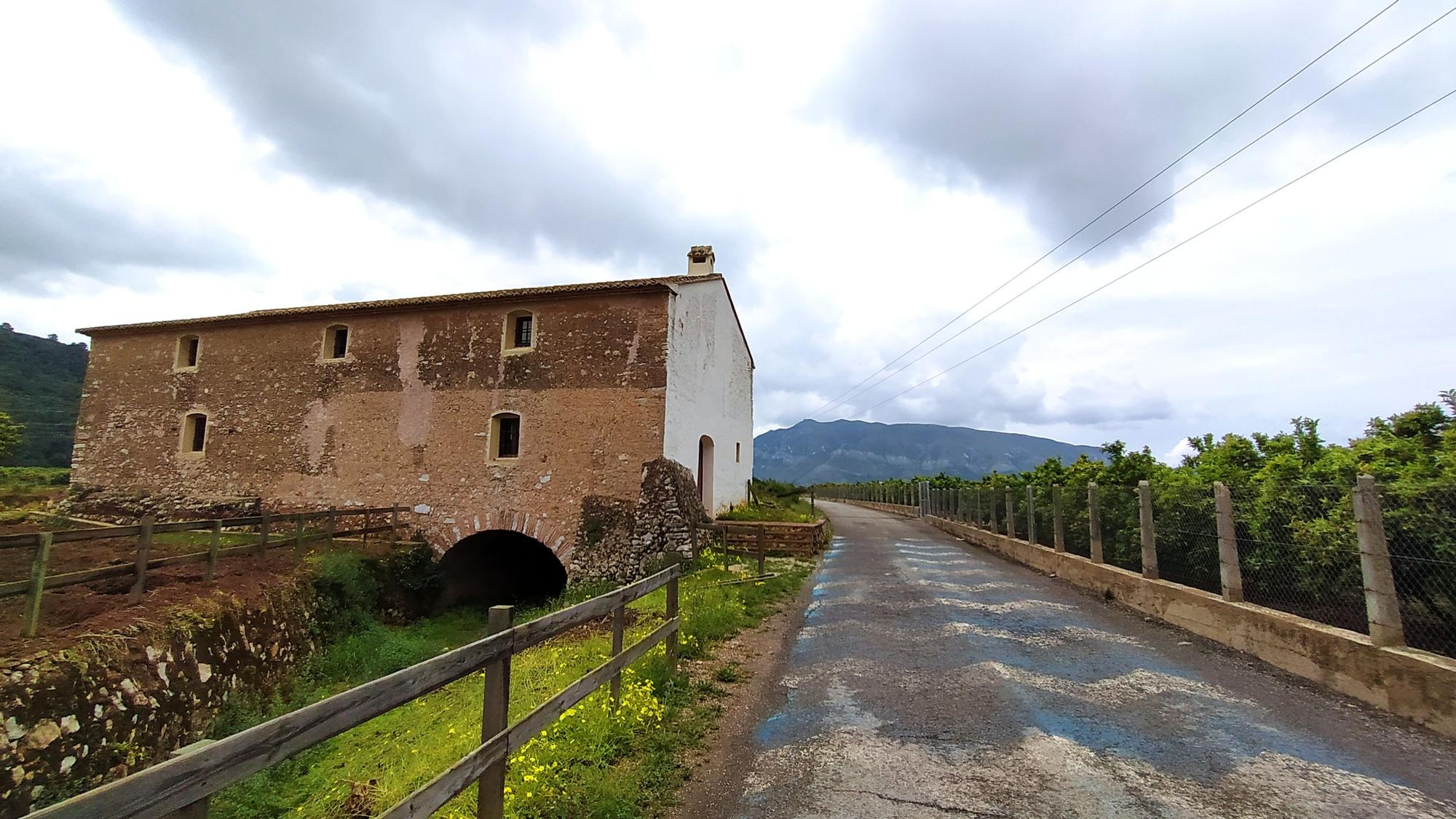 El molino junto al camino del Pla que une los municipios de la Valldigna