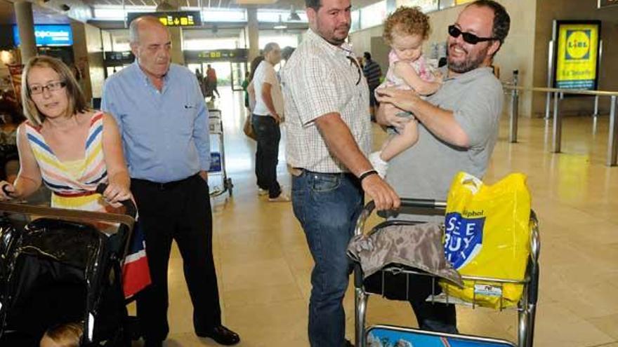 Manuel Bilbao (dcha.) se reencuentra con su familia en el aeropuerto de Los Rodeos.  // La Opinión de Tenerife