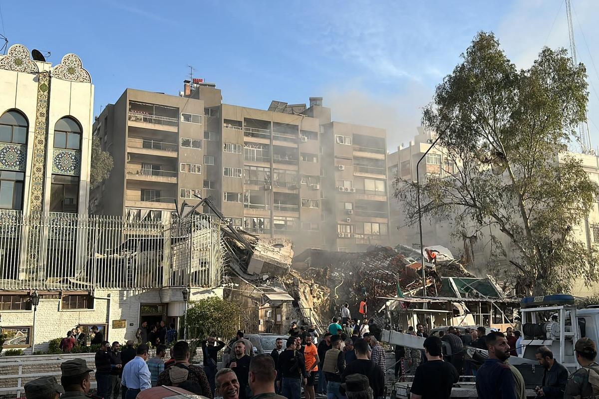Ataque israelí contra un edificio cercano a la embajada iraní en Damasco