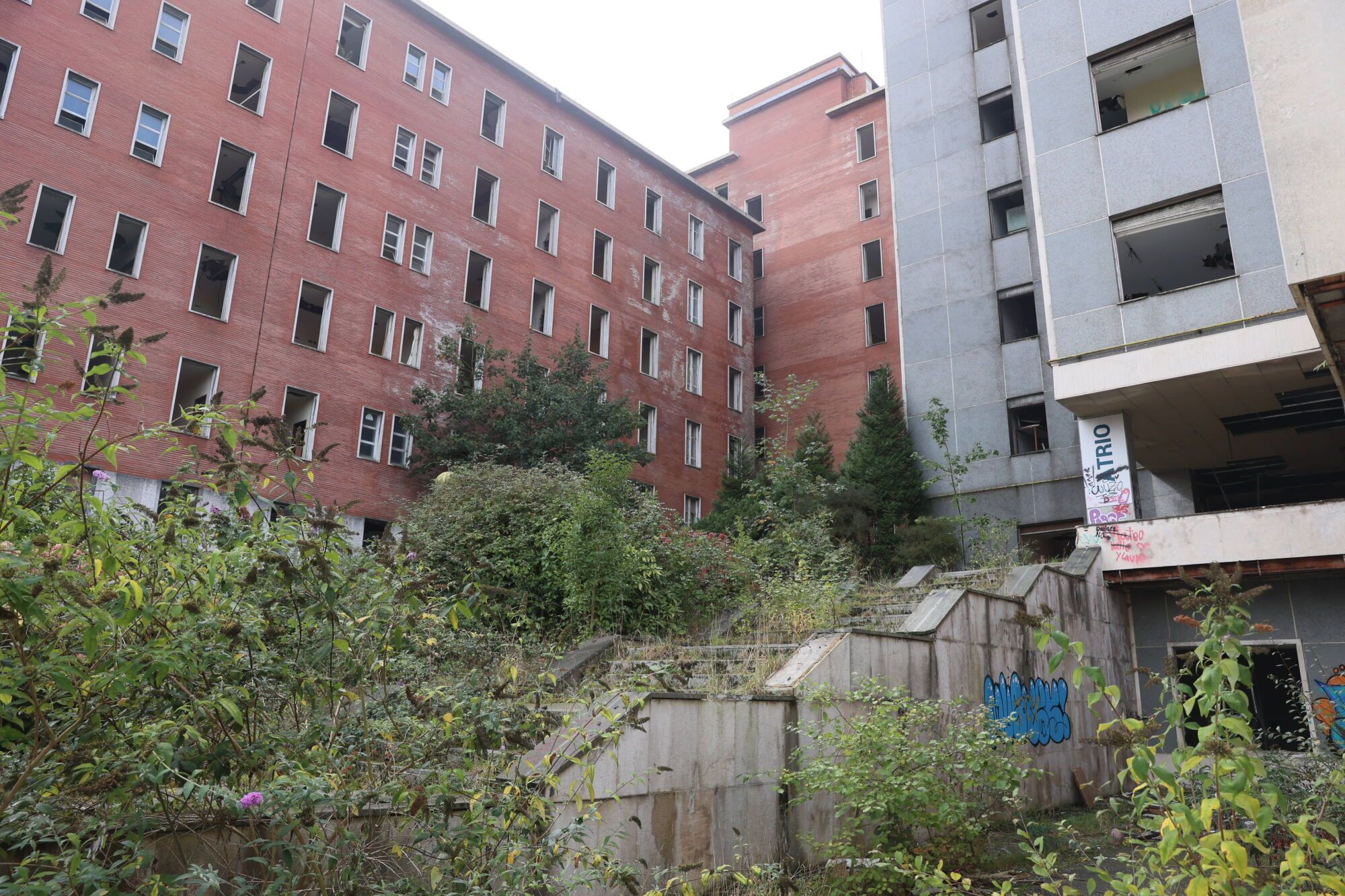 Viejo HUCA. Recorrido por cómo está el viejo hospital.