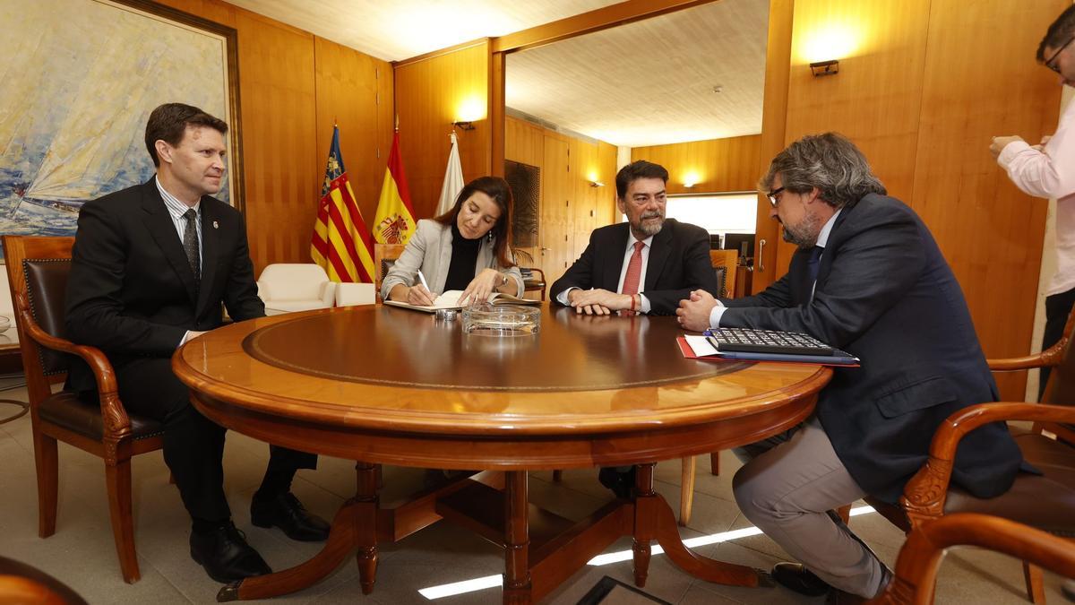 Un momento de la reunión entre el Ayuntamiento de Alicante y la Conselleria de Hacienda, este jueves.