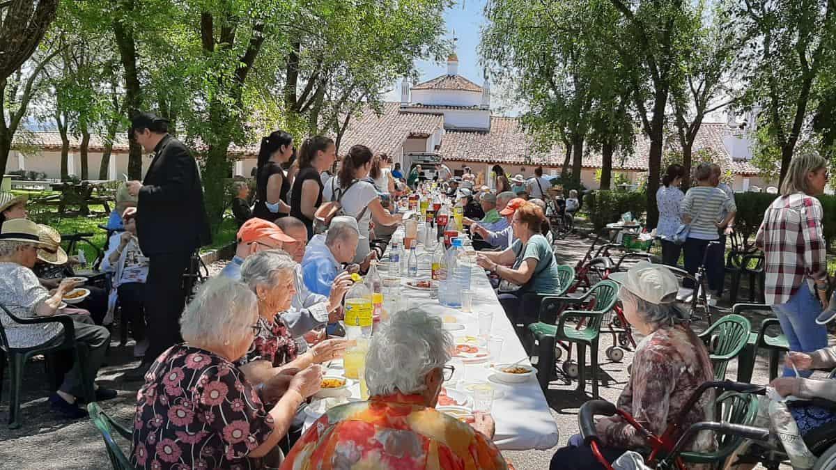 Uno de los momentos de la convivencia en la que los mayores pudieron compartir una comida junto a la ermita.