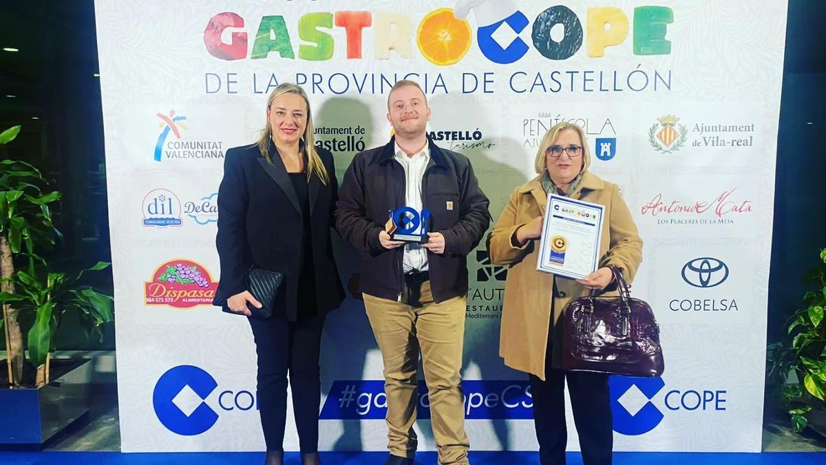 Rocío Ibáñez, Tomás Mínguez y María Luisa Benedicto recogieron el premio.