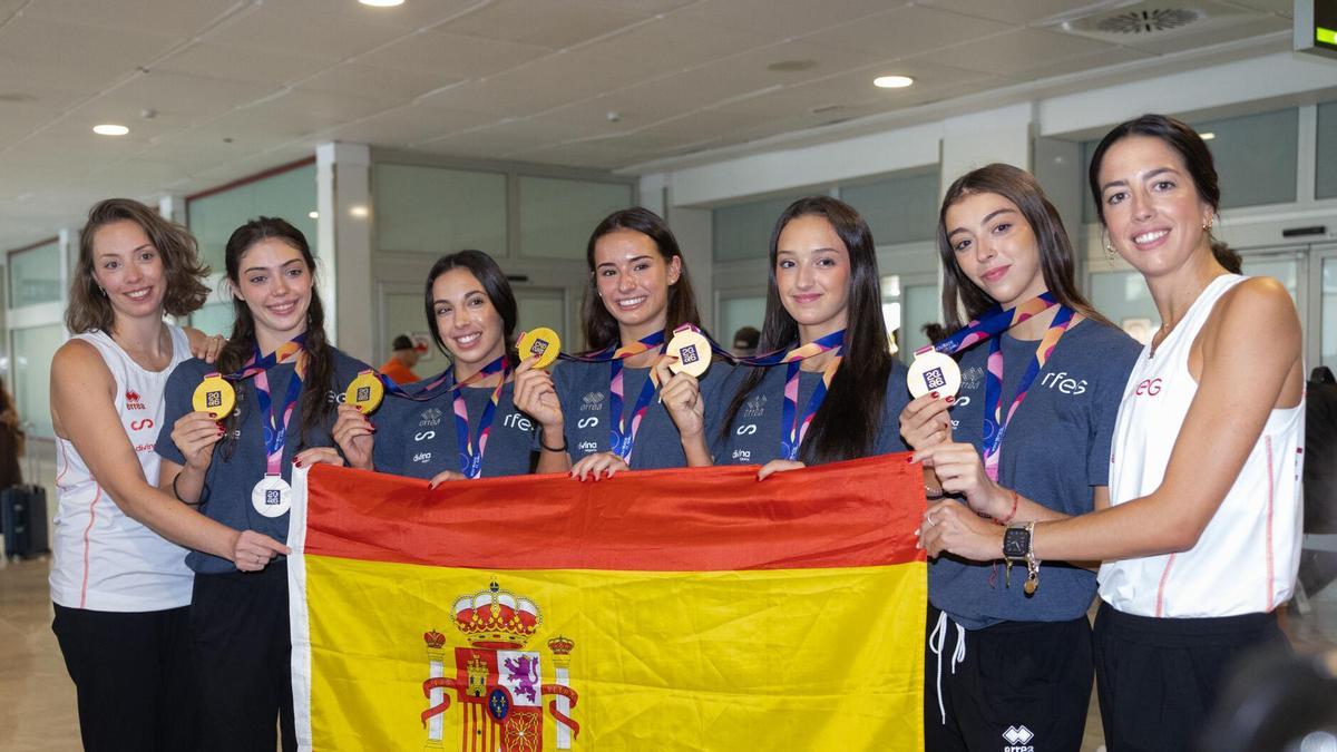 El equipo español de gimnasia rítmica a su llegada al Aeropuerto Adolfo Suárez Madrid-Barajas