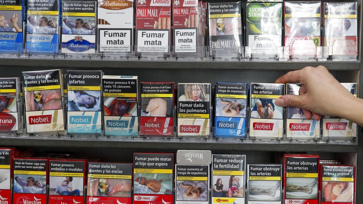Imagen de archivo de una persona comprando tabaco.