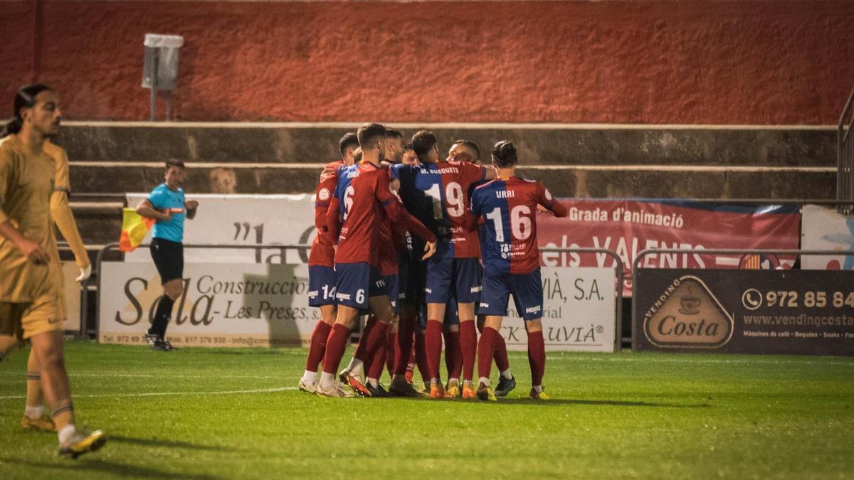 Els jugadors de l'Olot celebren un gol en el partit de l'any passat contra el Barça Atlètic