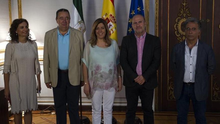 La presidenta de la Junta de Andalucía, Susana Díaz (c), junto a la consejera de Hacienda y Administración Pública, María Jesús Montero (i), el secretario general de FSP-UGT Andalucía, Antonio Tirado Blanco (2i), el presidente del CSIF Andalucía, José Luis Heredia (2d) y el coordinador del Area Pública de CCOO Andalucía, Agustín de la Cruz Serna, momentos antes de suscribir hoy un acuerdo con los representantes de dichos sindicatos para la defensa y la mejora del empleo público en la administración andaluza.