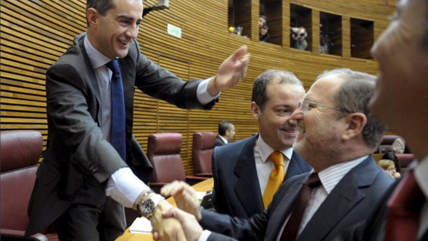 Ricardo Costa arropado por sus compañeros de filas en Les Corts esta mañana