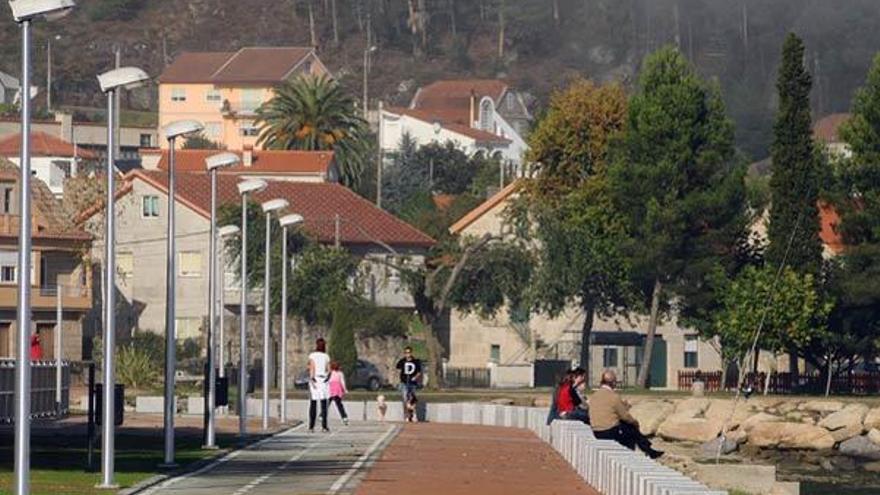 Muchos vecinos ya utilizan un paseo por el que llevan esperando 30 años. // Gonzalo Núñez