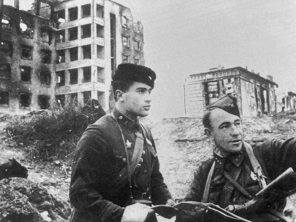 El teniente ruso Alekséi Zhúkov (izquierda), que supervisó la defensa de la 'Casa de Pávlov'.