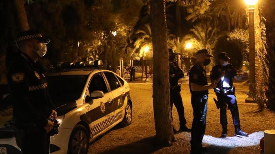 Policía Local interviniendo en un botellón de Elche, en imagen de archivo