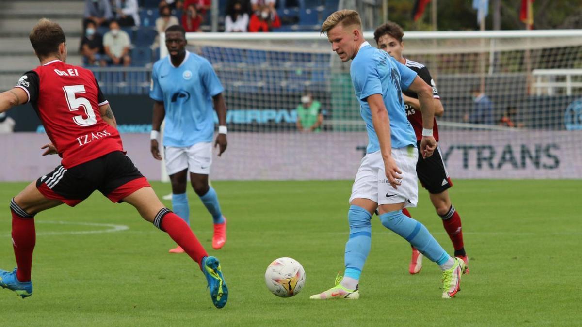 Mati Bogusz conduce el balón durante un partido la pasada temporada en Can Misses. vicent marí