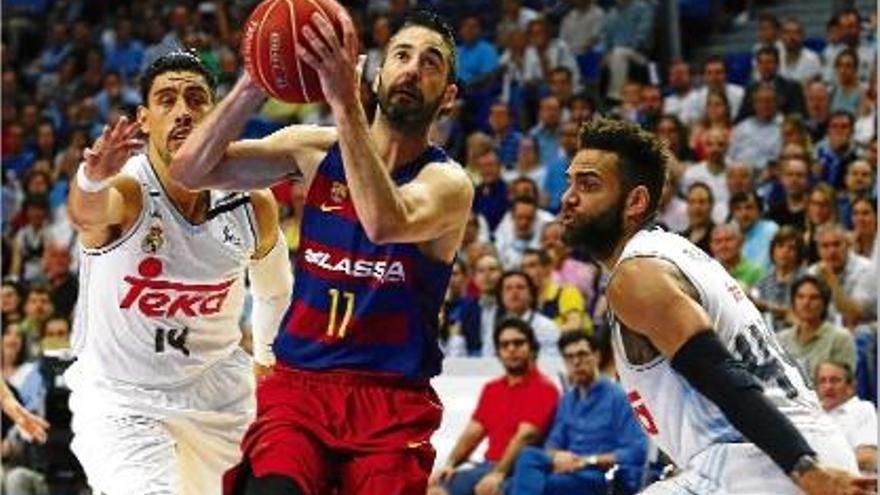 Juan Carlos Navarro intenta anotar entremig dels madridistes Ayón i Taylor.