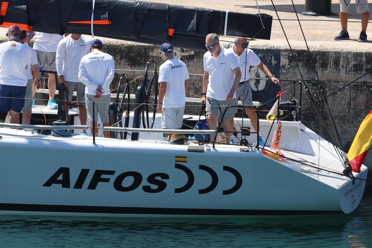 El Rey Felipe VI embarca en el Aifos de la Armada el 27 de julio de 2025 en la estación naval de Portopí.