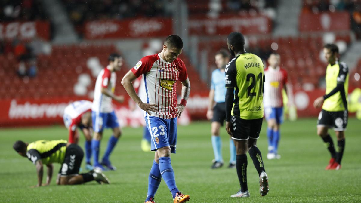 Djuka, cabizbajo en el partido ante el Tenerife.