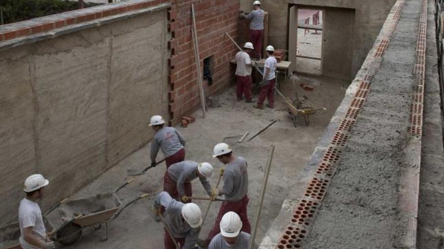 Alumnos de la escuela taller que ejecutan los trabajos en la antigua panera.