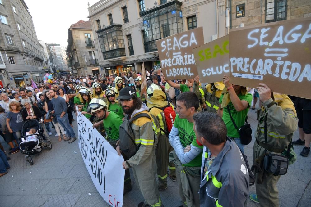 Pontevedra pide una solución contra los incendios forestales -  Cientos de vecinos denuncian el fracaso de las políticas forestales y recuerdan que los fuegos del verano "se apagan en invierno"