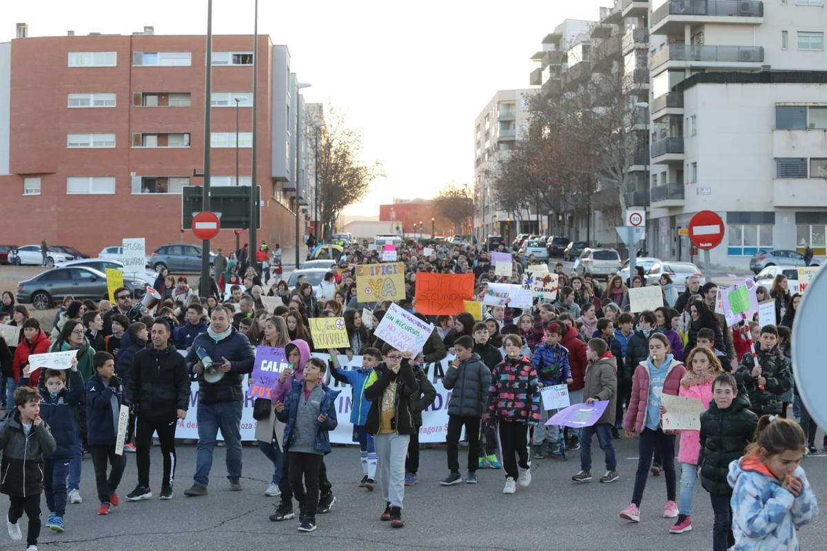 Numerosas personas han secundado la movilización de las familias del colegio Zaragoza Sur, en Rosales el Canal este jueves.