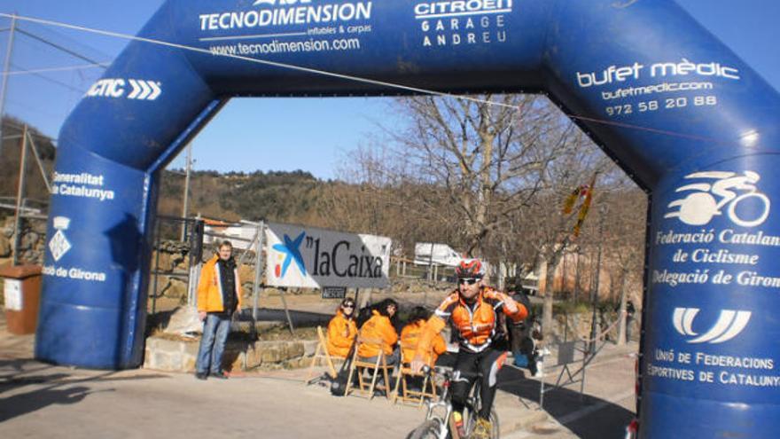 Ciclisme De la Cruz venç a Sant Feliu de Pallerols