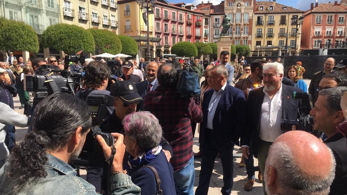 Los concejales de Cs en Burgos llegan escoltados al Ayuntamiento entre gritos de &quot;fuera, fuera&quot;