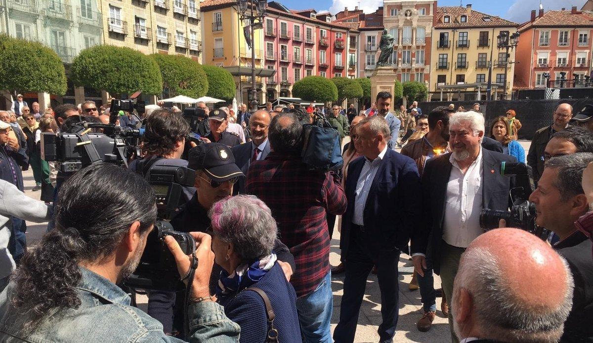 15 de junio del 2019. CONSTITUCION DE LOS AYUNTAMIENTOS. BURGOS. Los concejales de Cs en Burgos llegan escoltados al Ayuntamiento y ante gritos de fuera, fuera. Llegada de los concejales de Cs.  15/06/2019 FOTO DE EUROPA PRESS.