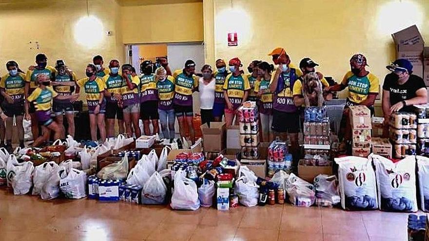 Imatge dels corredors participants en la caminada solidària, en l&#039;arribada a Roquetes