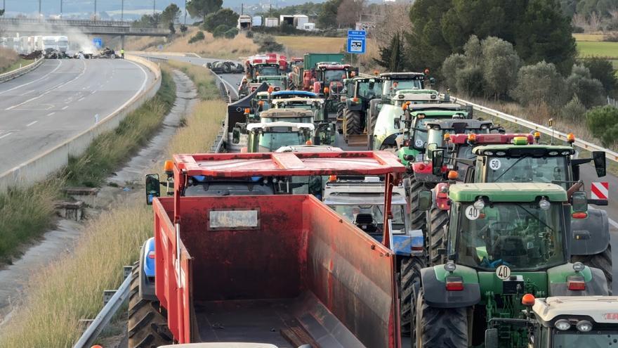 VÍDEO | Tall dels pagesos a l'AP-7 a l'altura de Pontós