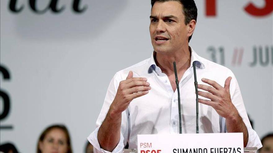 Sánchez se compromete a recuperar la universalidad de la sanidad si gobierna