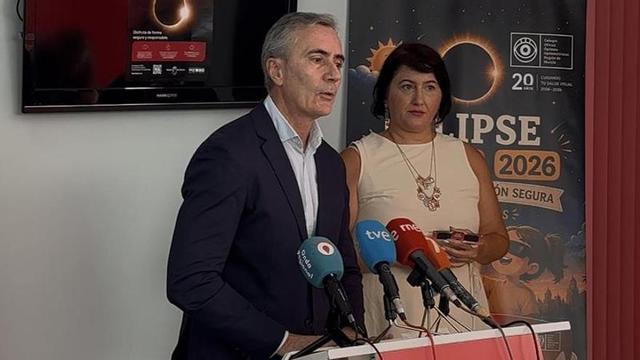 La presidenta del Colegio Oficial de Ópticos, Ester Mainar, y el director general de Seguridad Ciudadana y Emergencias, Pedro Vicente, presentan una campaña conjunta para proteger la salud visual y prevenir riesgos medioambientales durante los eclipses de 2026, 2027 y 2028.