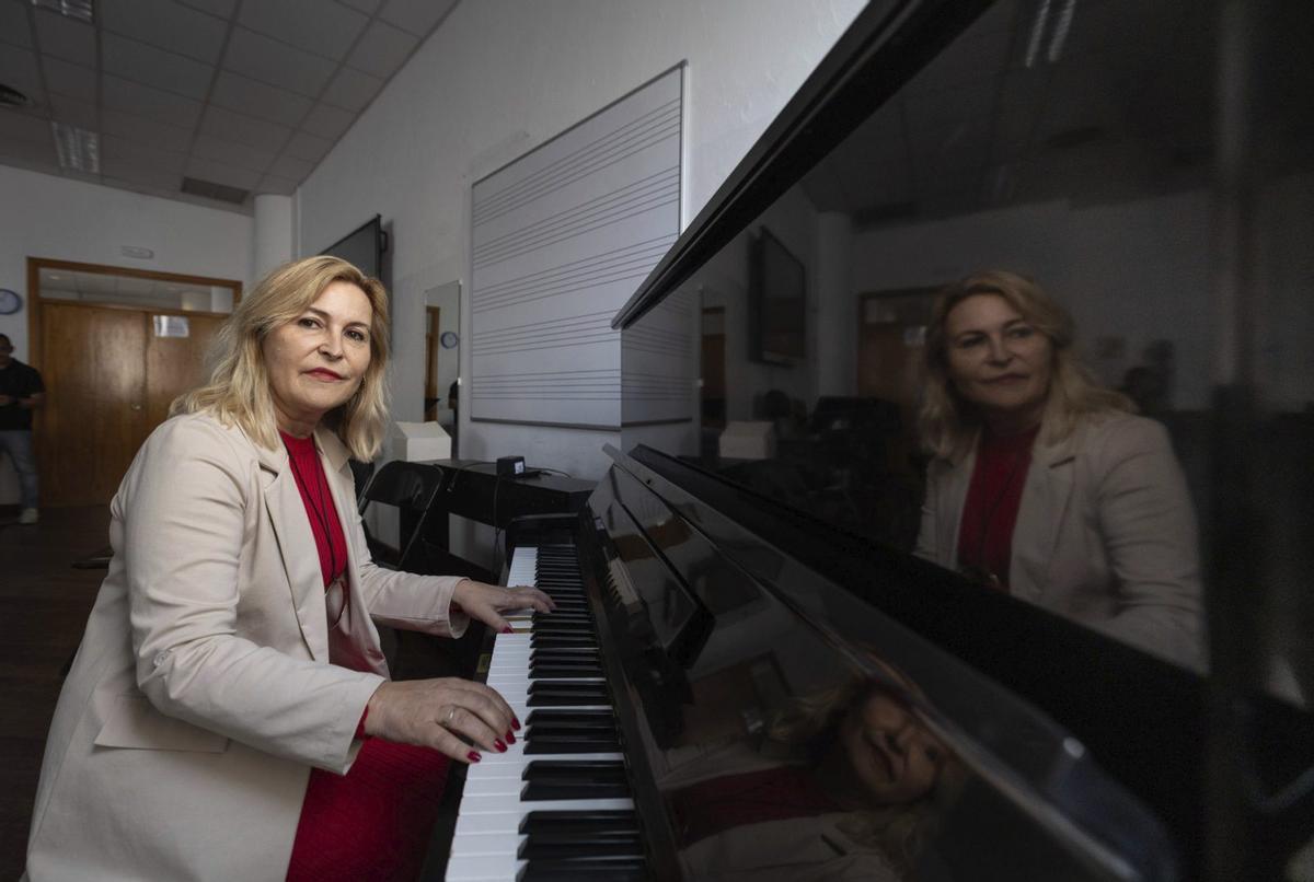 Eva Martínez Prieto improvisa al piano, instrumento que empezó a tocar con siete años en su ciudad natal, Cartagena. | V. MARÍ
