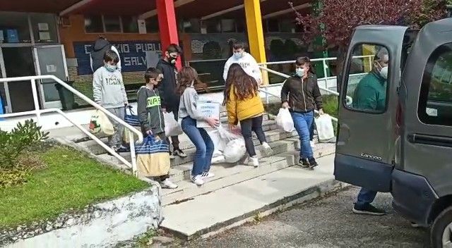 Recollida solidaria organizada polo centro CEIP San Salvador para Ucraína