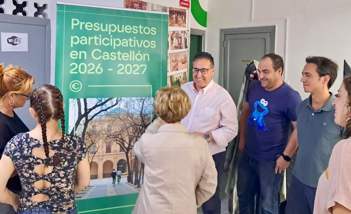 El concejal de Participación Ciudadana, Paco Cabañero, con vecinos del distrito Sur de Castelló.