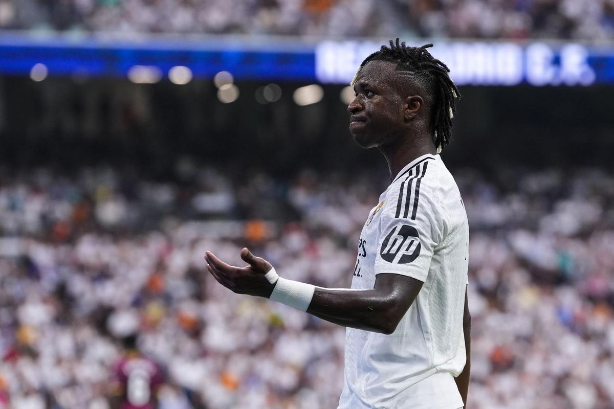 Vinicius Jr. jugador del Real Madrid, durante su cambio frente al Real Valladolid.