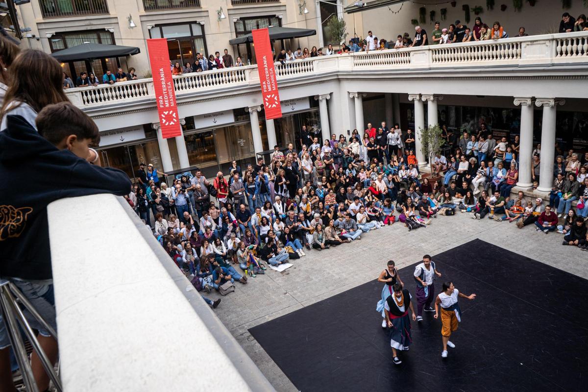 Imatge de l'espectacle de dansa del col·lectiu Radicel·la al pati del Kursaal, durant l'anterior edició de la Fira Mediterrània
