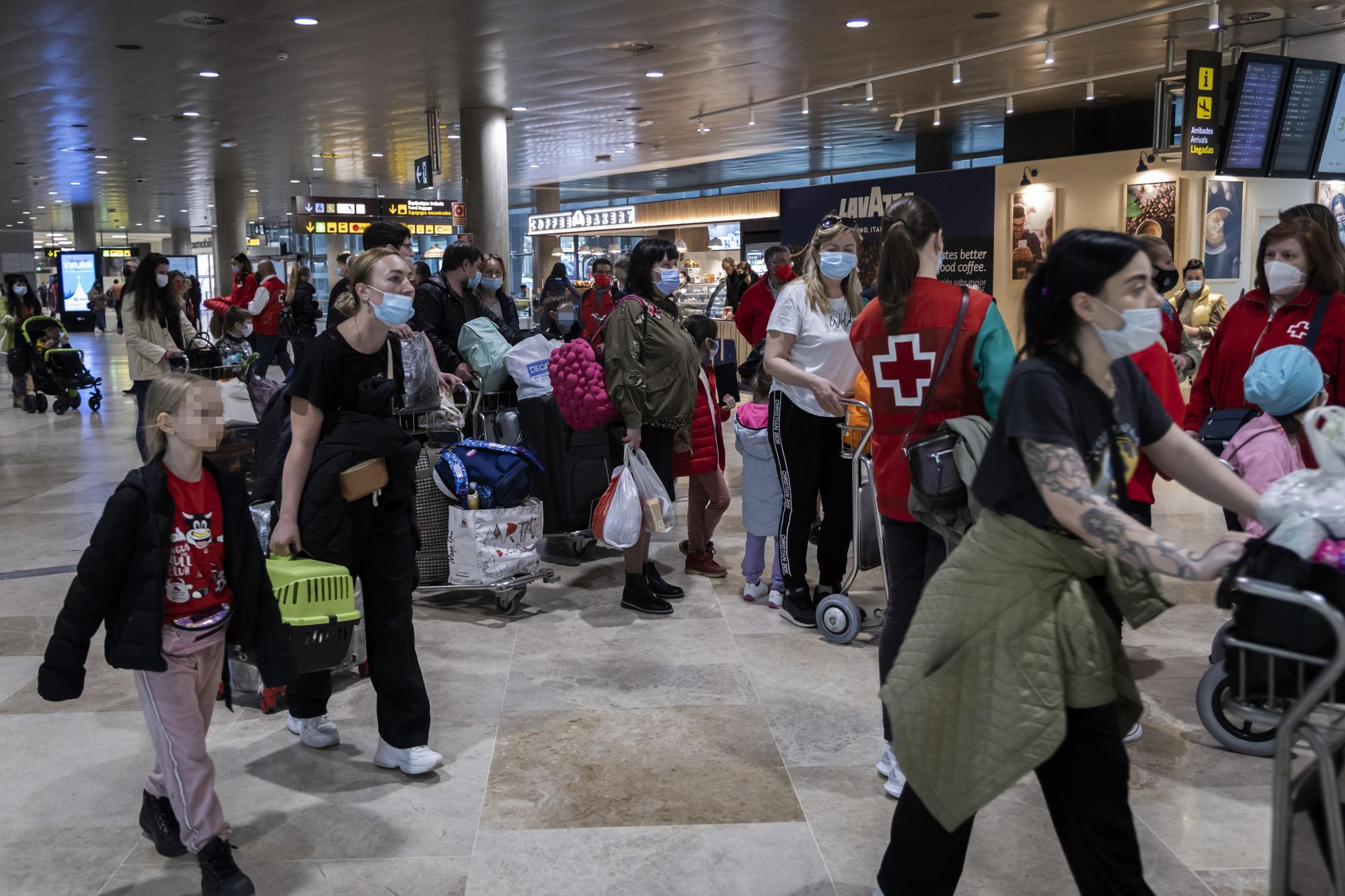 Llega a València un avión con 14 menores ucranianos con discapacidad